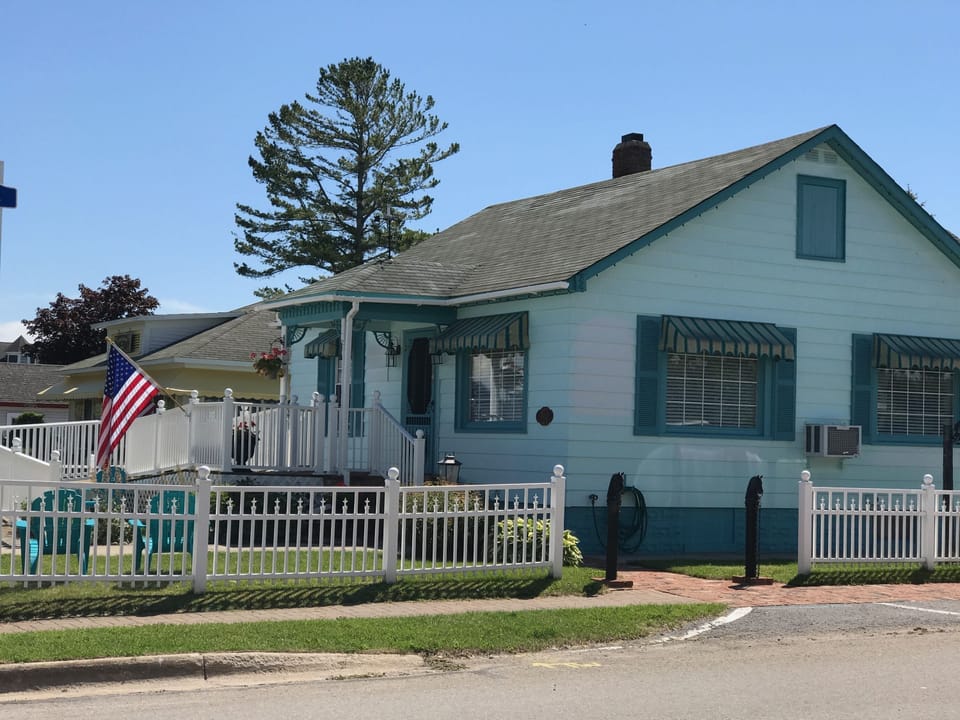 Huron Breeze Cottage
702 S. Huron Ave.