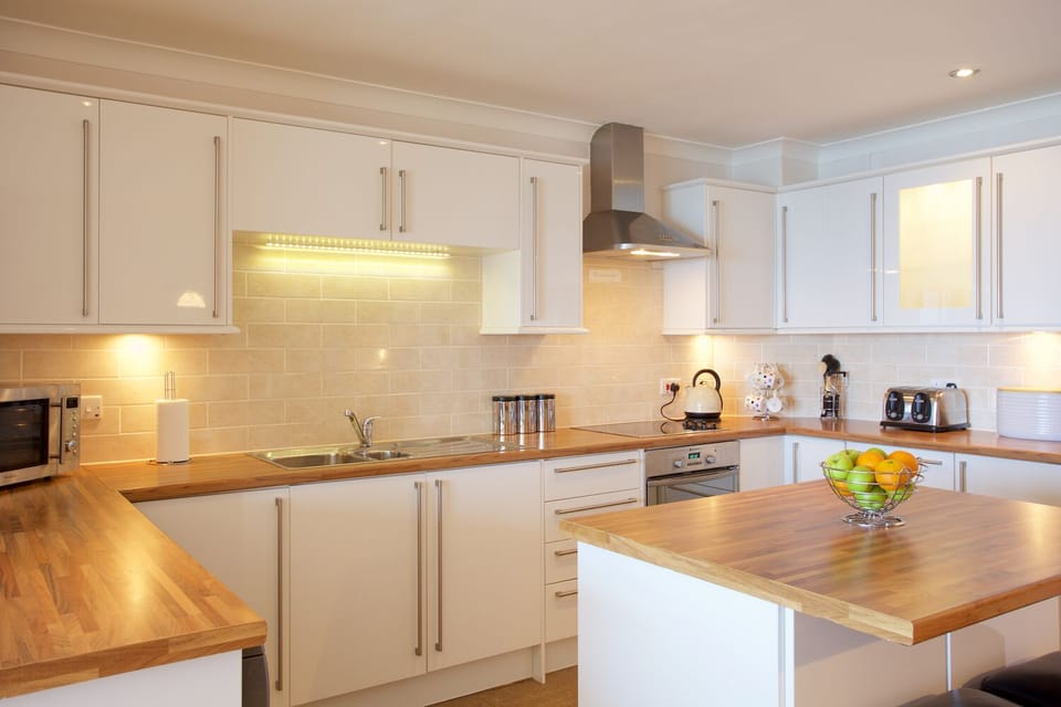 Kitchen and breakfast bar