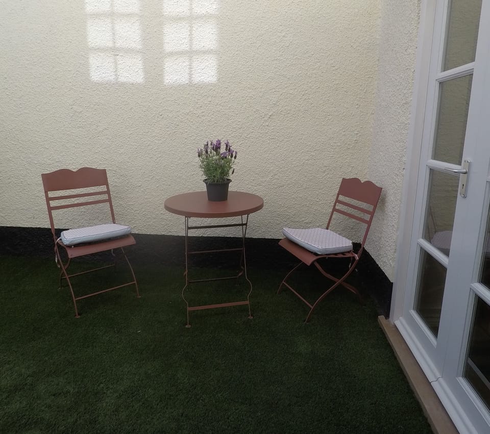 SMALL PATIO OUTSIDE KITCHEN