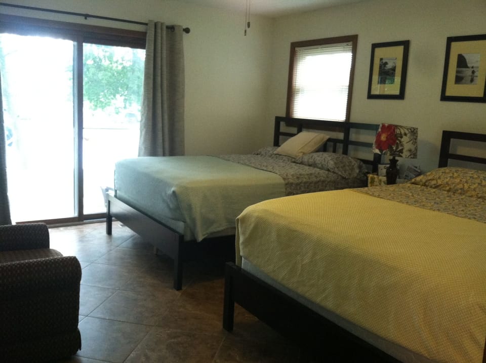 Master bedroom.  2 qn beds/tv/jacuzzi tub/shower and lake view