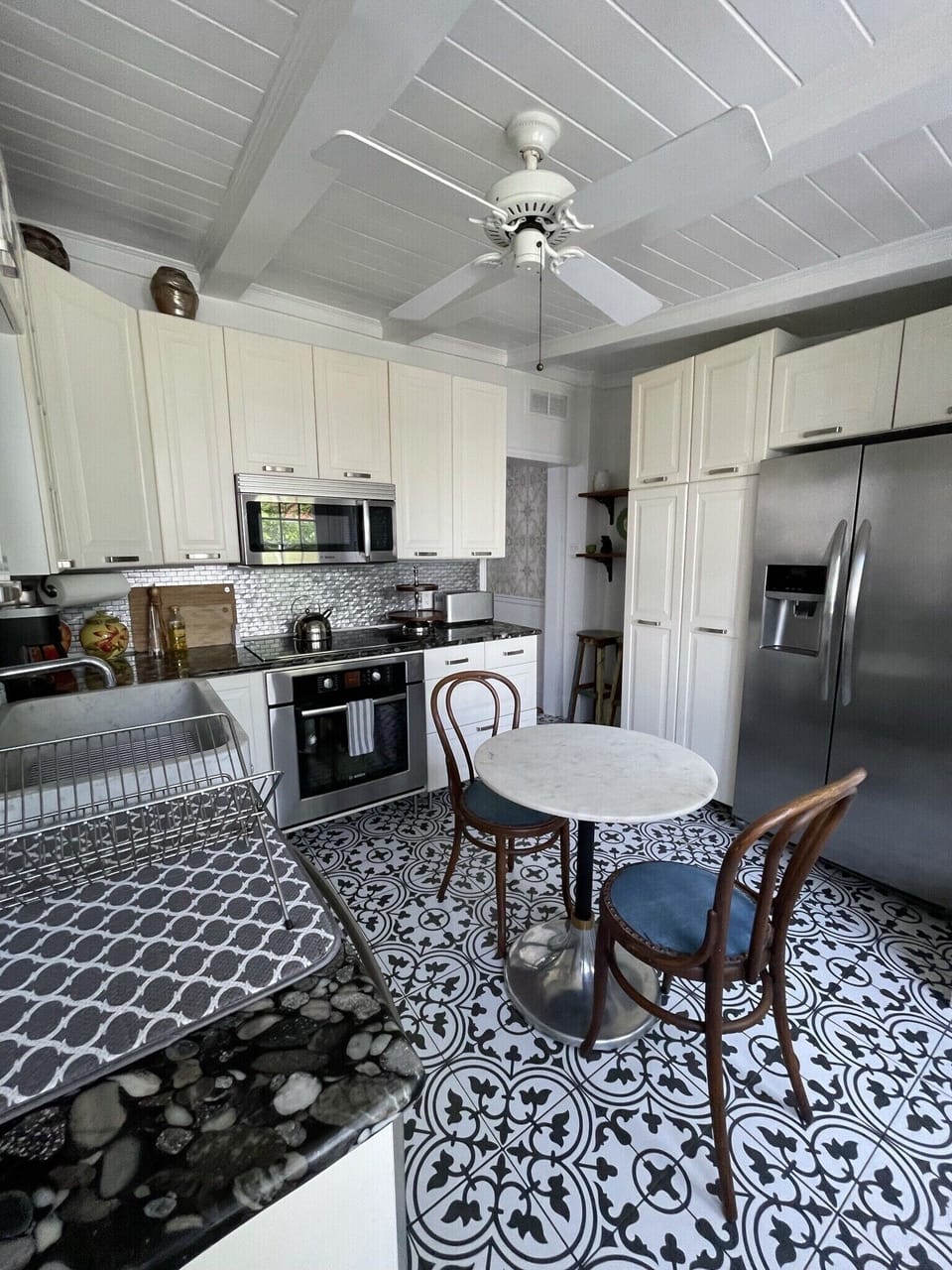 Full stocked kitchen with field tile from Spain, disposal, seating coffee nook
