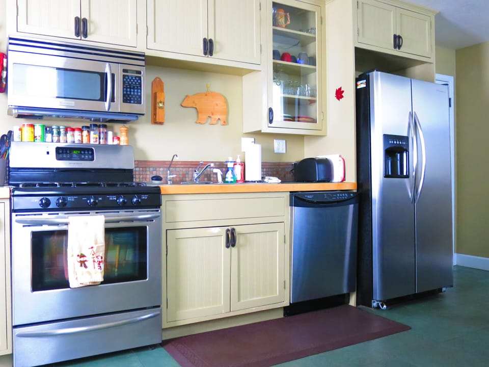 FULL KITCHEN WITH NEW STAINLESS STEEL APPLIANCES INCLUDING A DISHWASHER