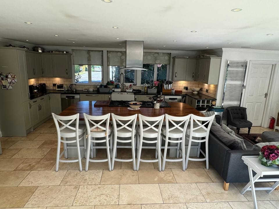 Island with 6 chairs