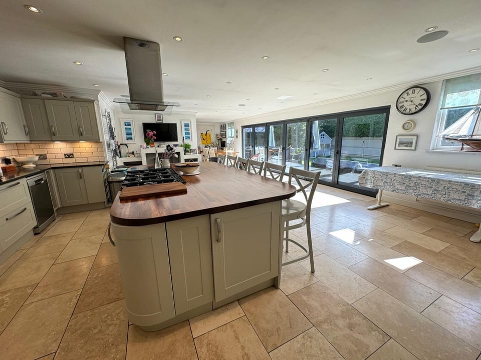 100m2 open plan kitchen/ dining room/ day room