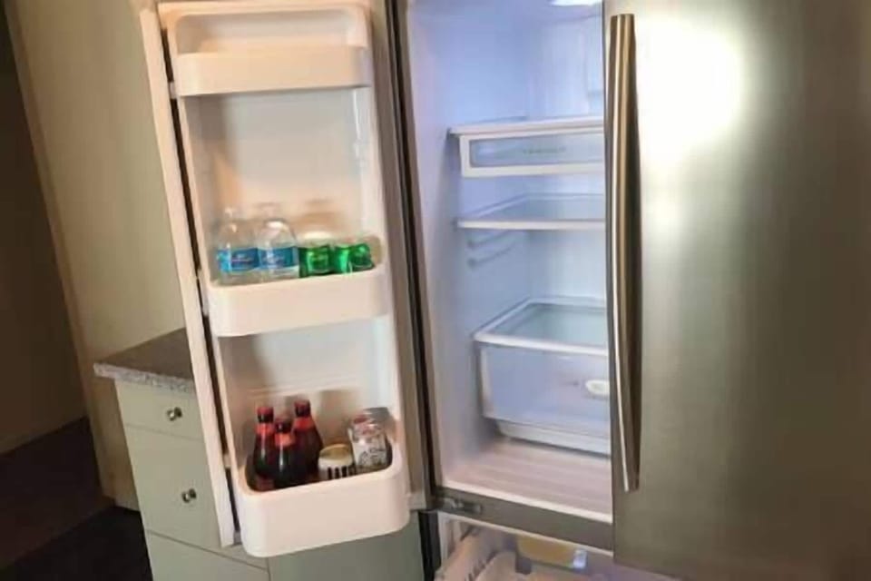 Welcome drinks, automatic ice , brita filtered water all complimentary , big French door fridge! 