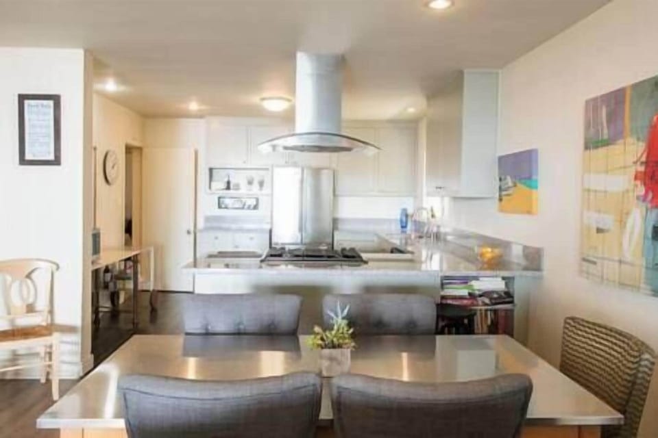 Dining table for 6, large peninsula island to seat additional 3 people. 