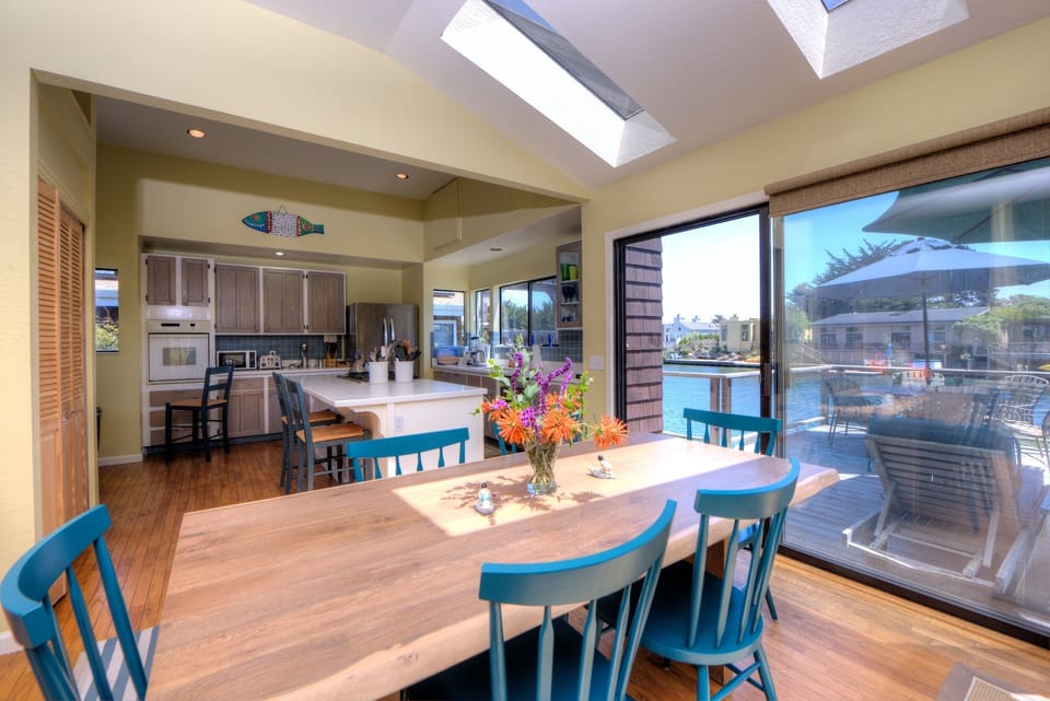 Dining area looking toward the kitchen