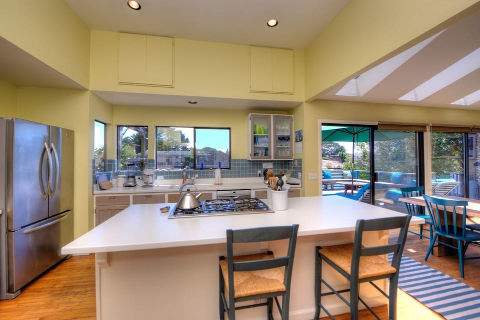 Well-equipped kitchen with a counter for non-cooks to watch