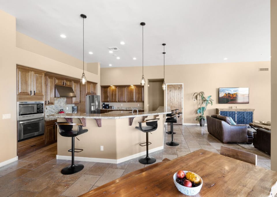[Kitchen] Fully equipped kitchen with 5-burner gas stove, double ovens, and lots of prep space