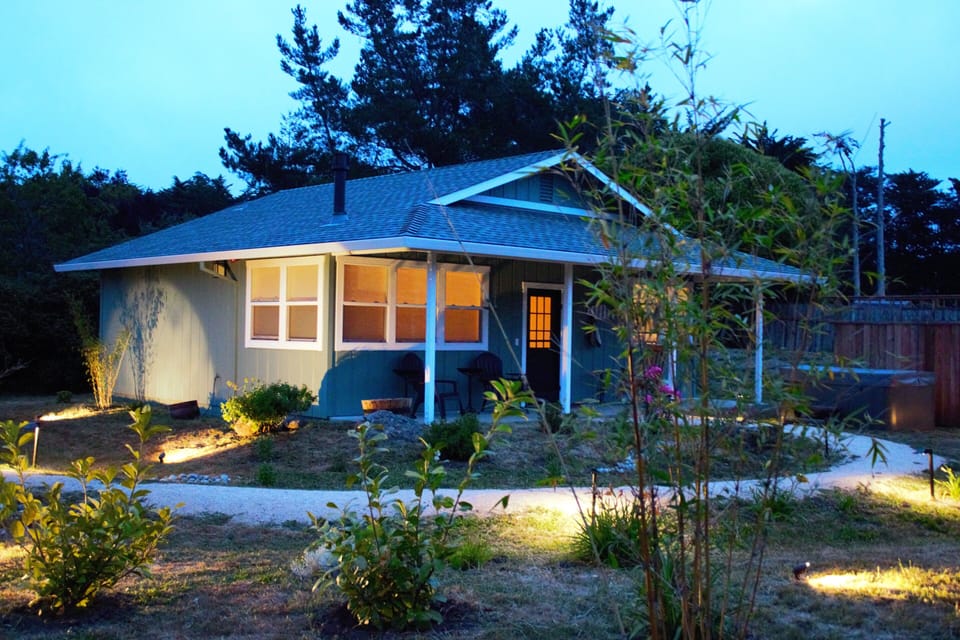 All new Garden Spa House is secluded yet close to village shops and seashore!