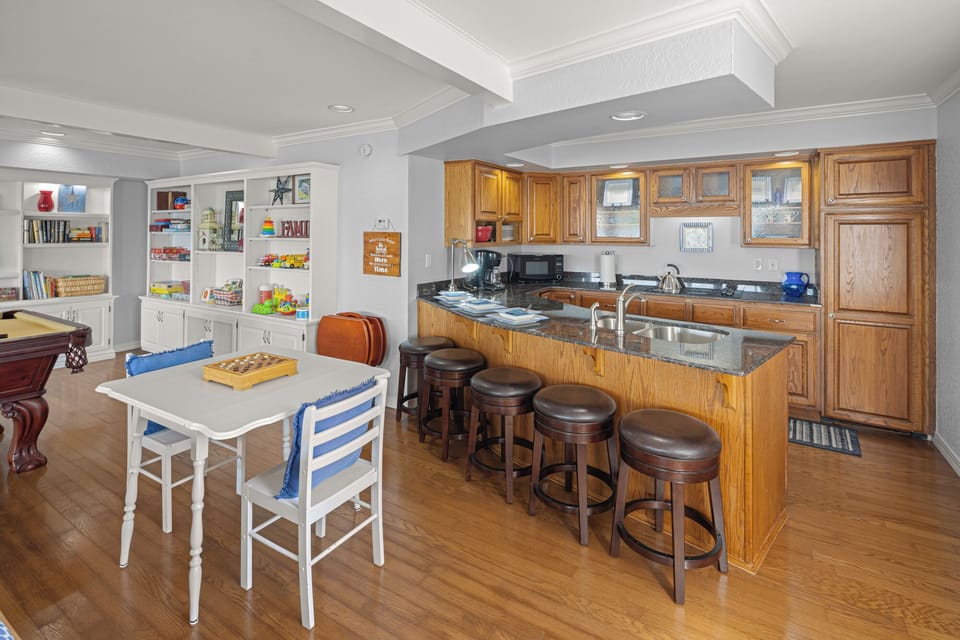 Snack break? The lower level has its own kitchenette just for that!