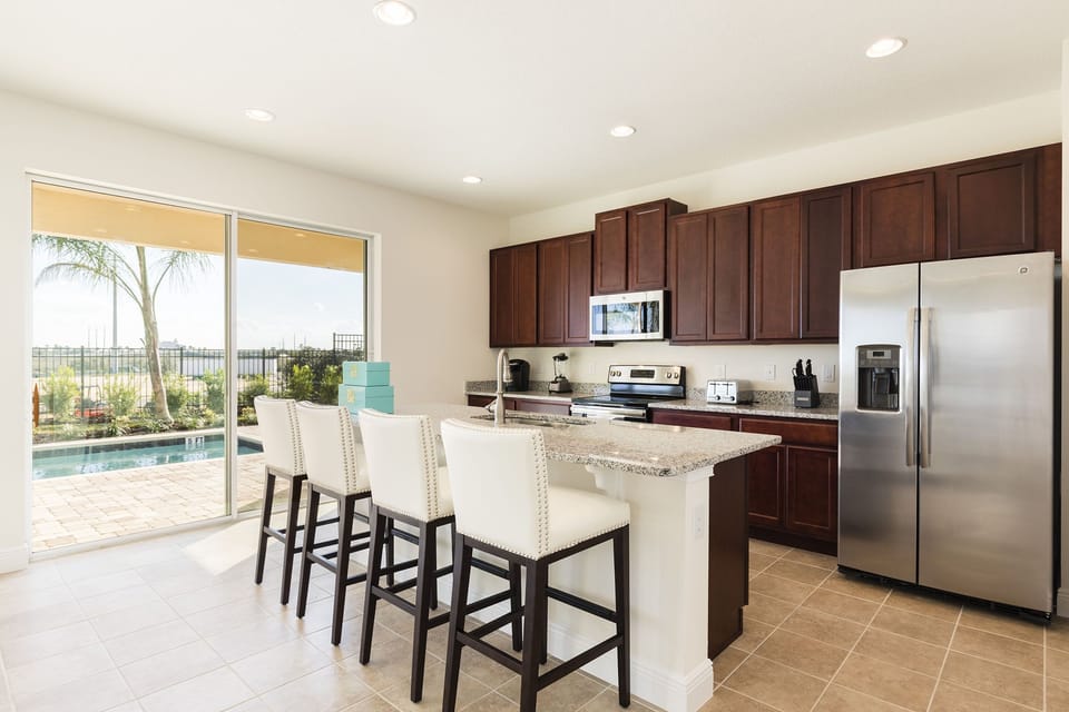 Fully equipped kitchen and breakfast bar