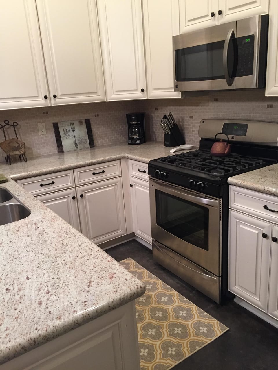 Fully equipped kitchen. 