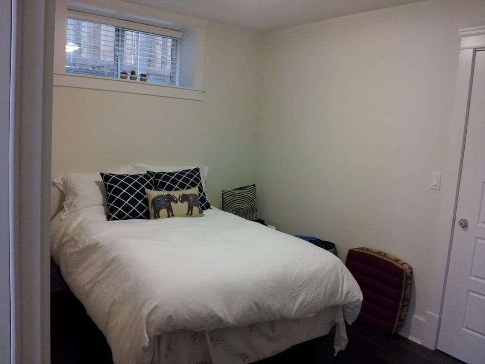 queen size bed with ensuite bath