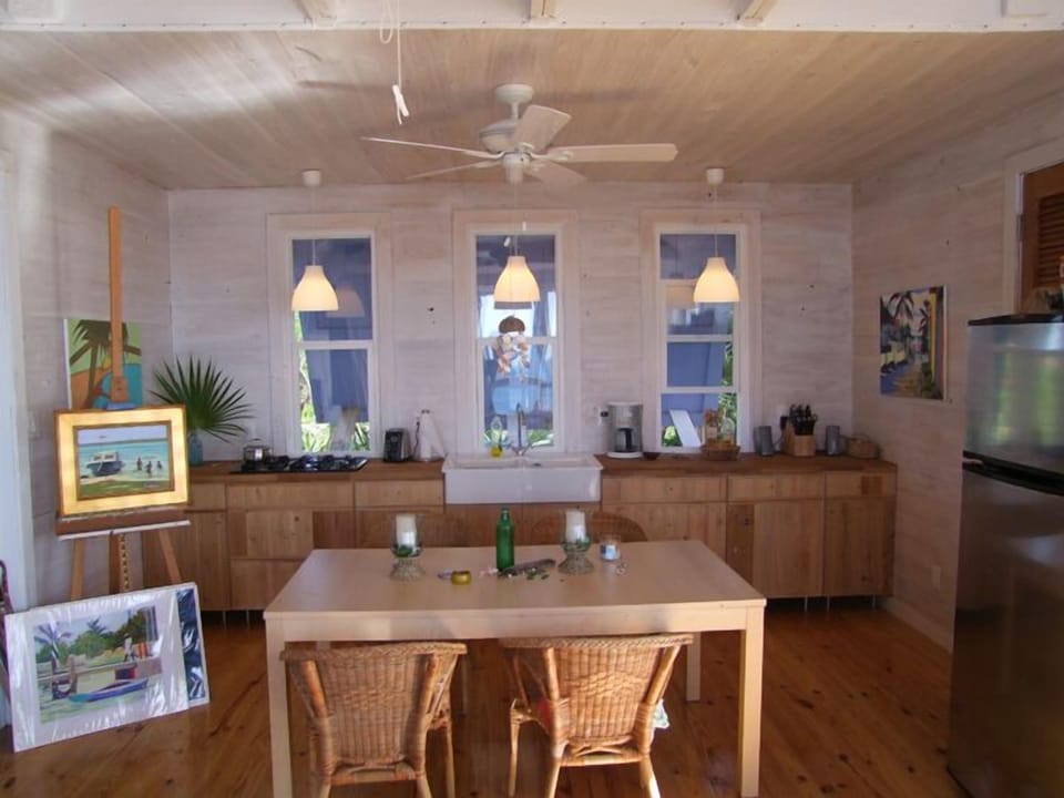 A clean kitchen & dinning space well appointed for cooking in.