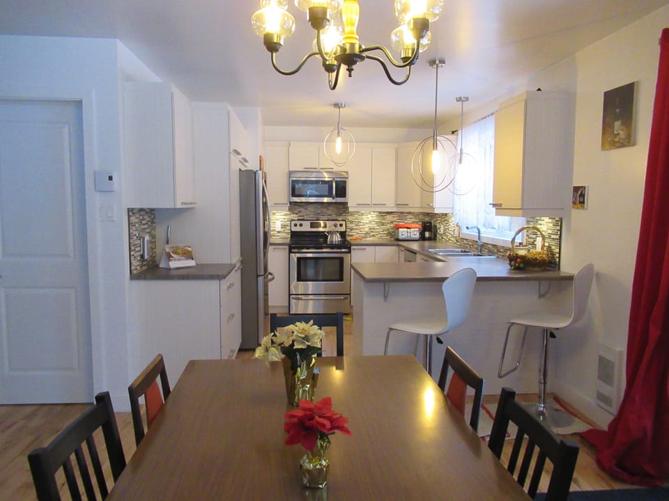 Kitchen & Dining room / Cuisine et sale a manger