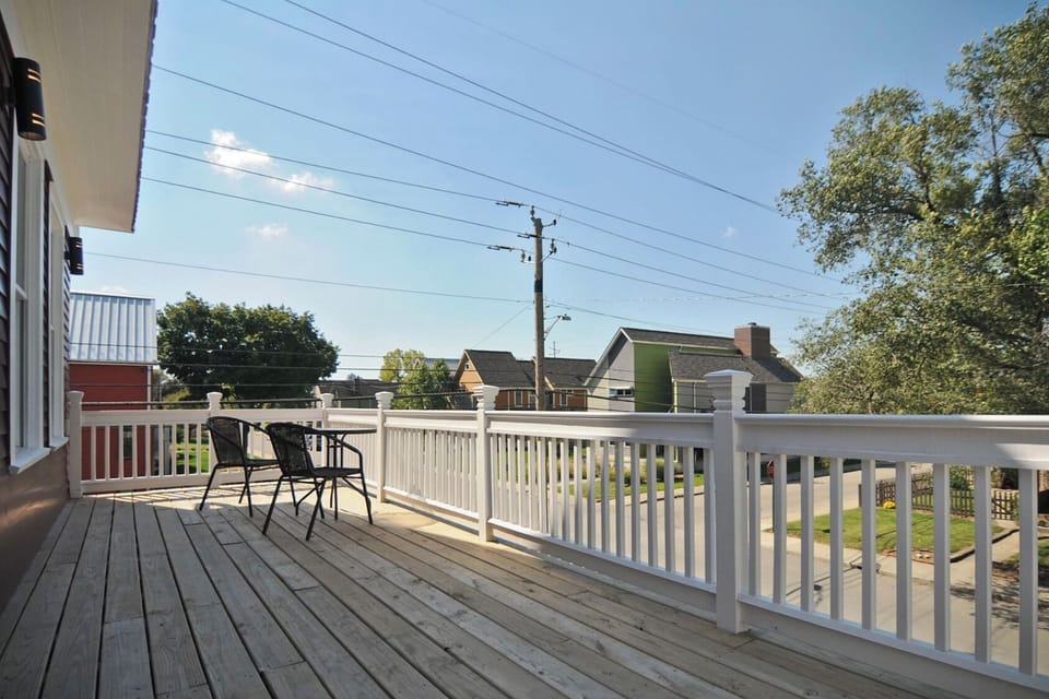 Master bedroom large private balcony, lounge and enjoy coffee or a drink at 🌇 