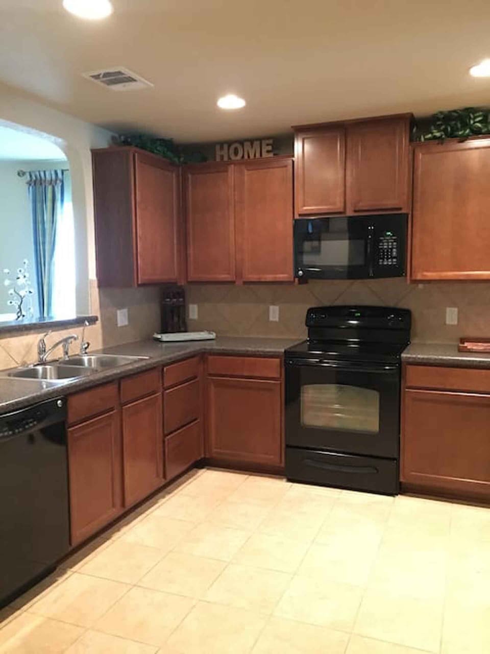 Kitchen equipped with kitchen utensils.