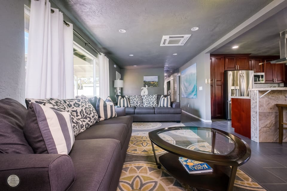 Living room, large and spacious with Queen size sofa-beds and views of the ocean