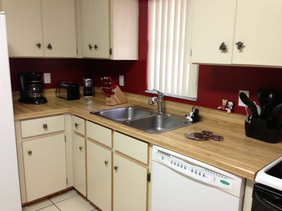 Kitchen-Coffee maker and utensils