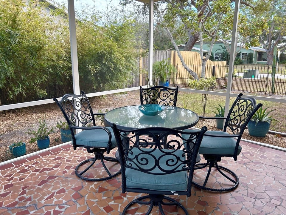 Screened lanai  - seats 6