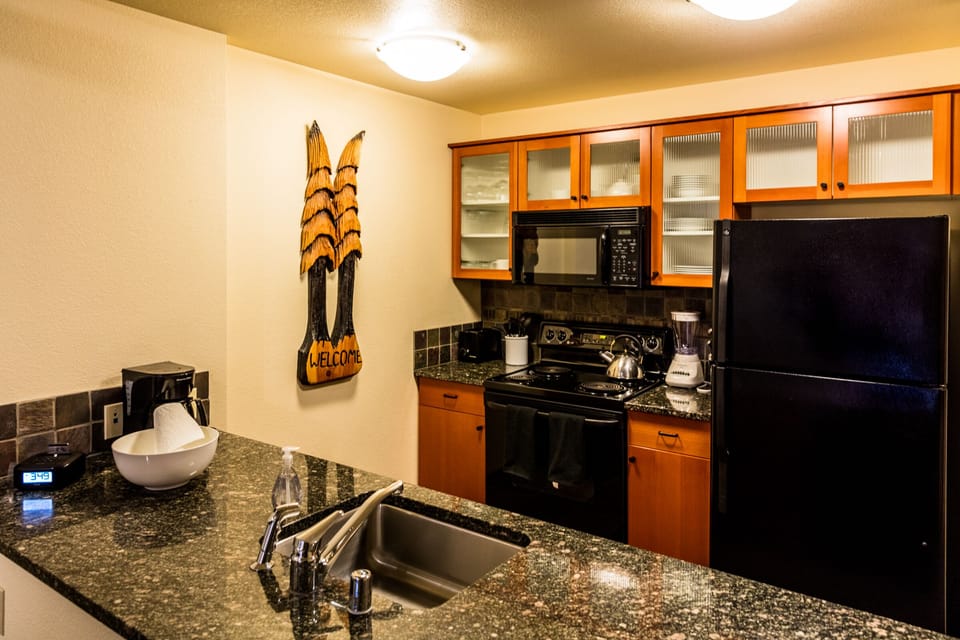 Well Equipped Kitchen, deluxe pans, blender, toaster, coffee maker...