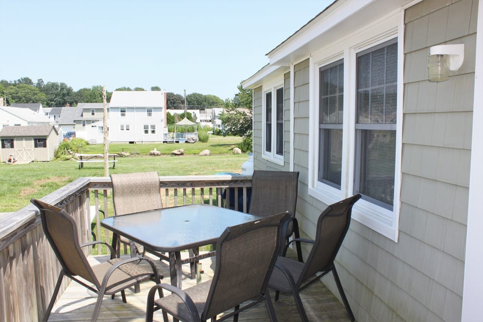 Side deck with grill & dining table