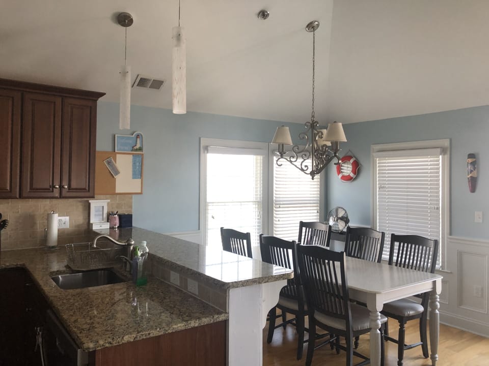 dinning area seats 6 plus 3 stools on counter area 