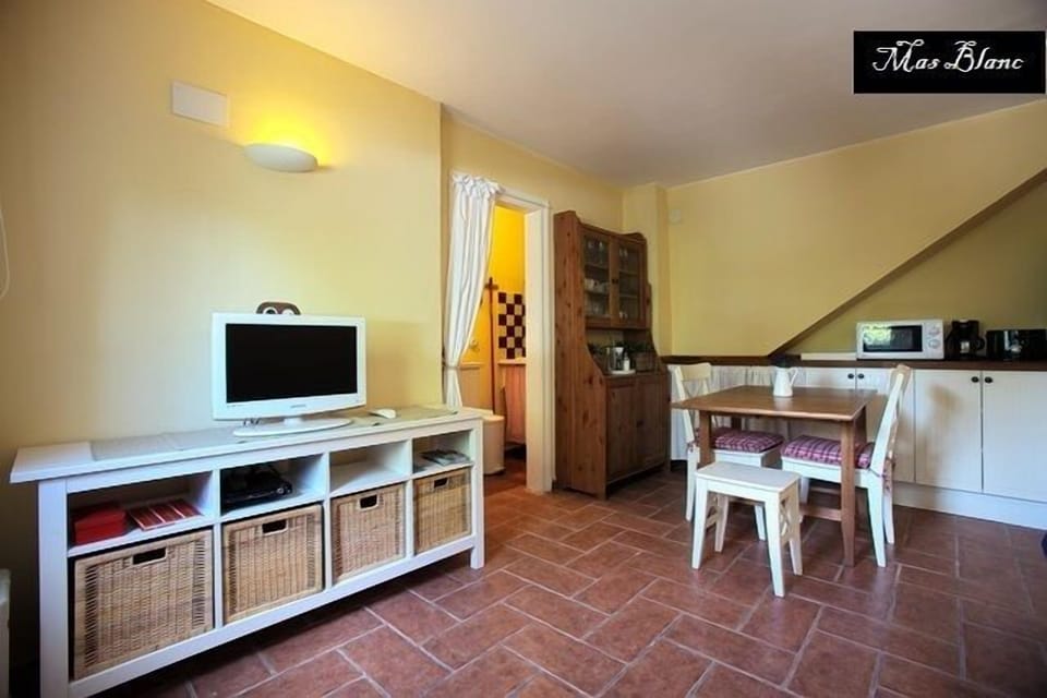 Cozy apartment with garden and pool. Wifi acces inside and outside (garden).