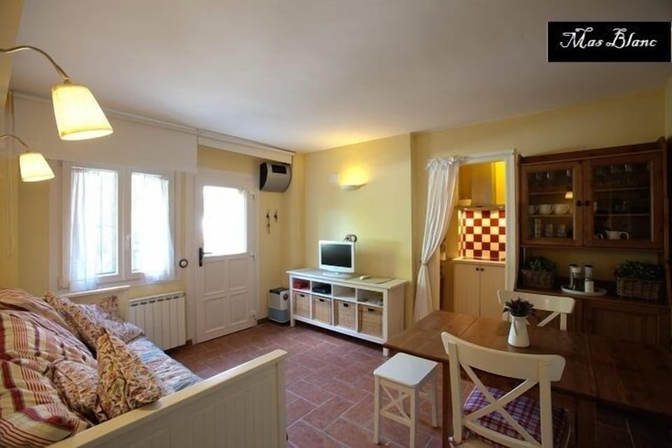 The table of the dining-room can be easily opened and becomes a table for 3/4.