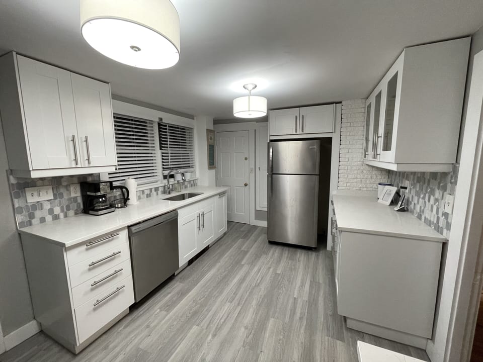 New (2020) flooring, SS appliances, countertops, backsplash.