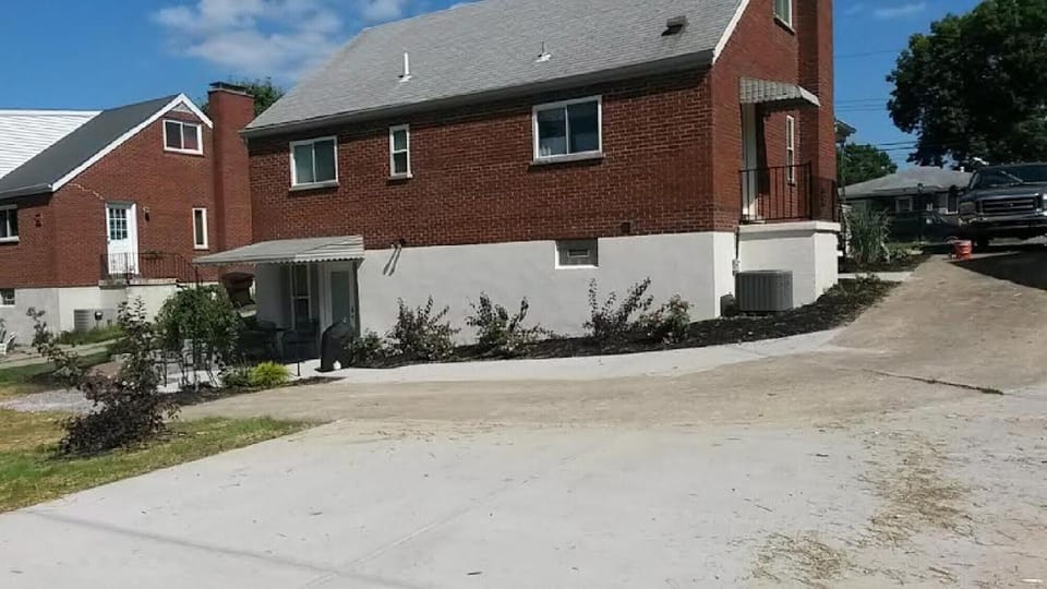 Plenty of parking & shaded table area.