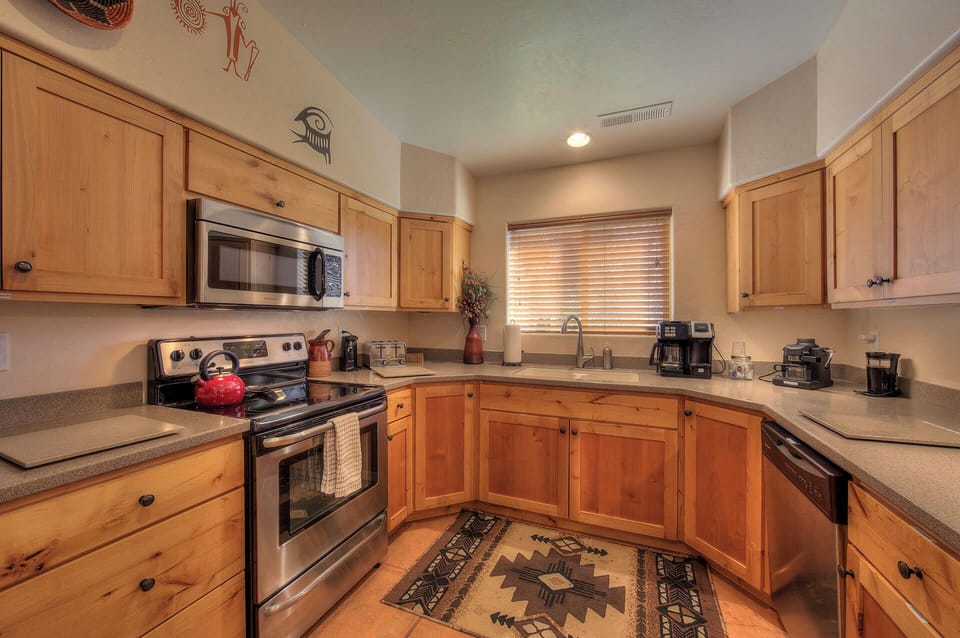 Fully equipped gourmet kitchen 
