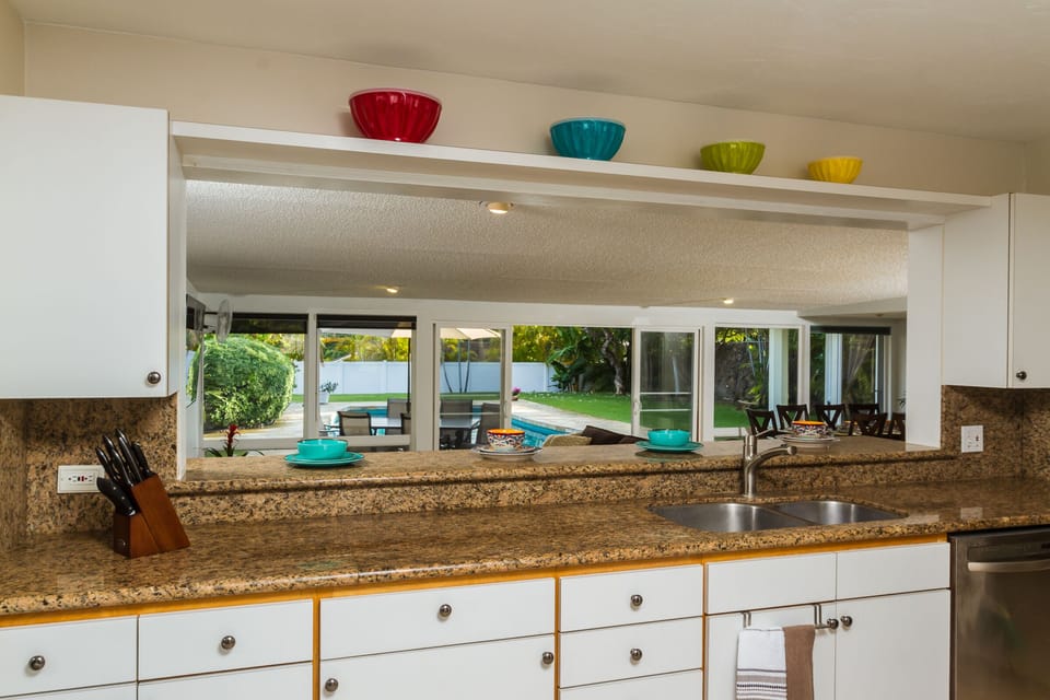 Main kitchen with bar/counter area