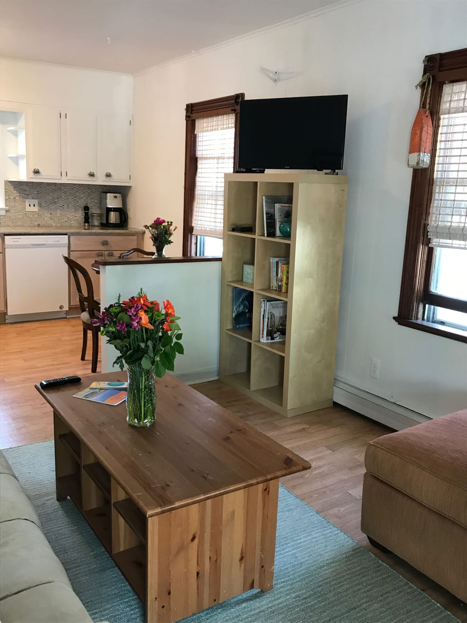 Living area with TV/Fios and wi-fi 