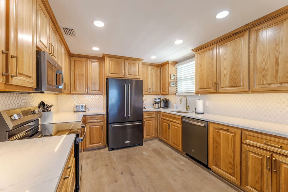 Appliances include refrigerator, stove, oven, microwave, dishwasher.