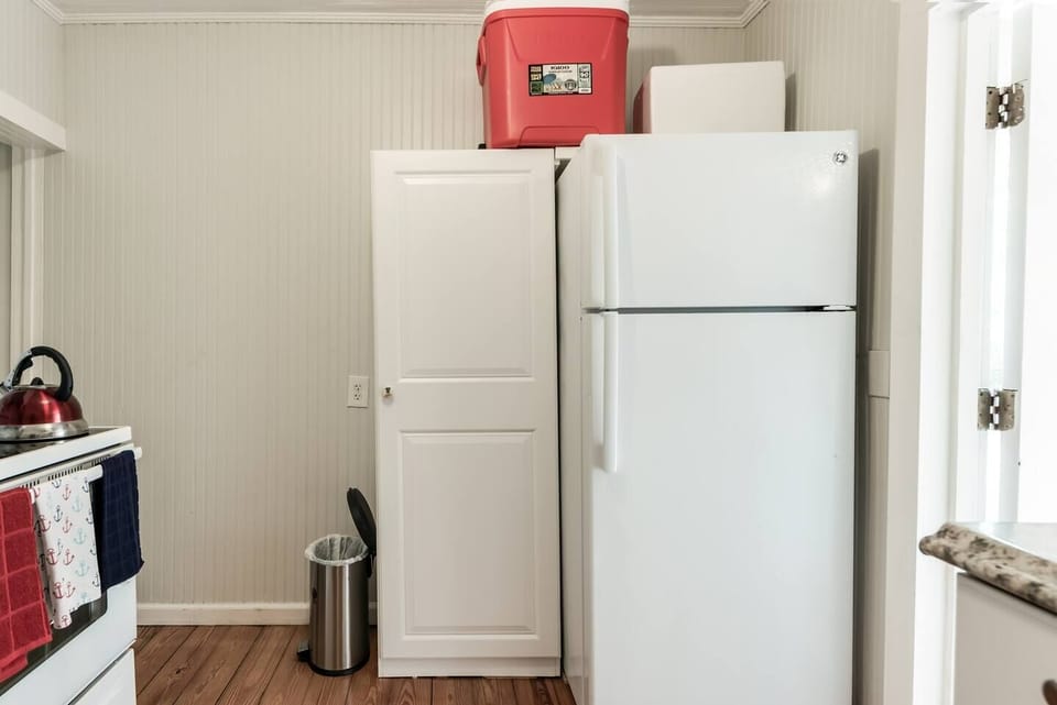Full size fridge and pantry. Ice box provided for trips to the beach. 