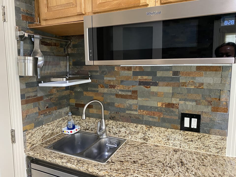 Small kitchen sink/Microwave