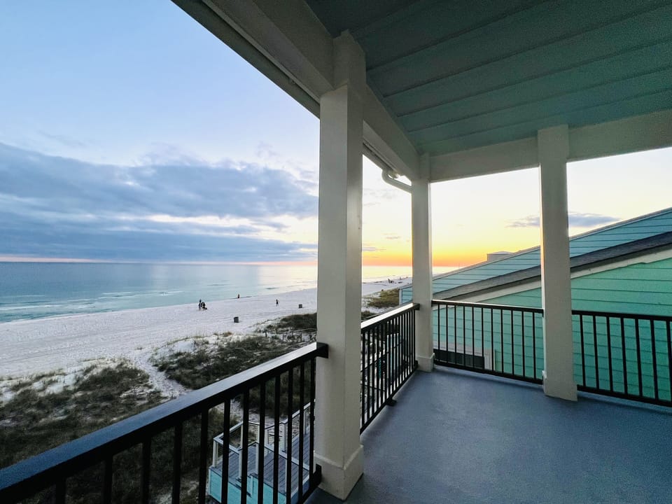 From sunrise to sunset, coffee to cocktails, this view is always breathtaking. 