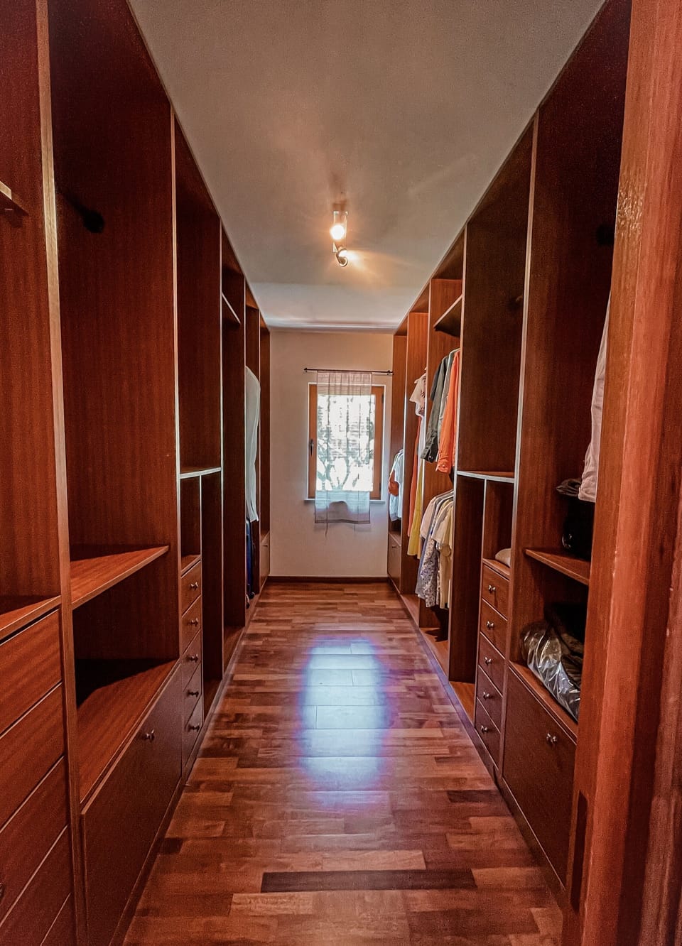 Walk in wardrobe 