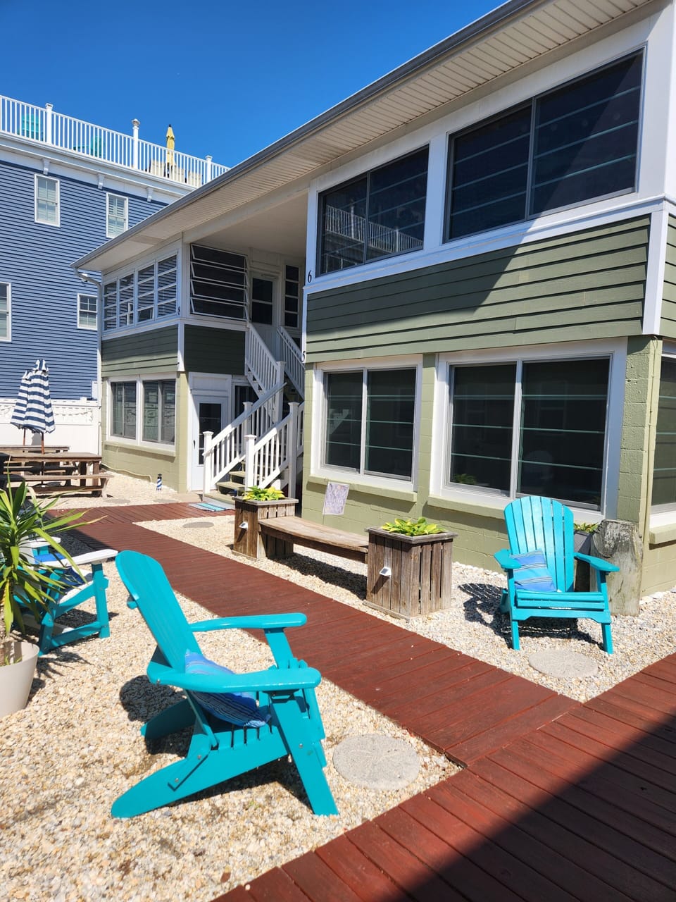 Courtyard with table & chairs