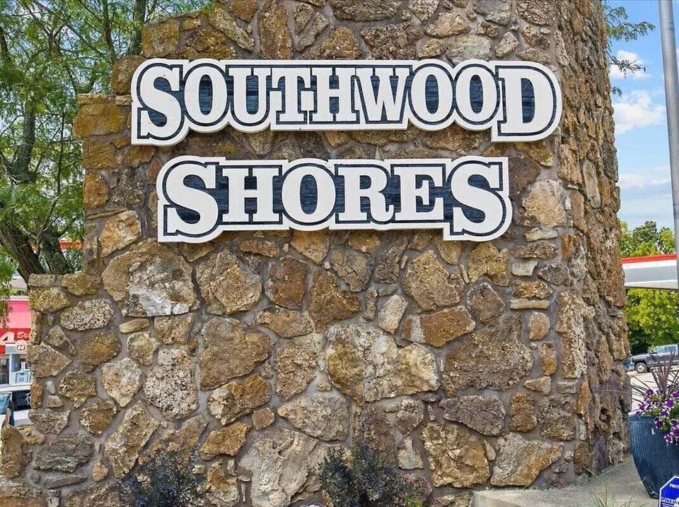 Entrance Sign visible from Horseshoe Bend Parkway.