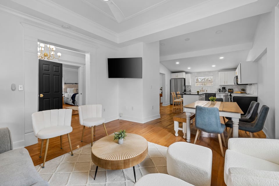  50" Smart TV w/ all the apps. DSTREAM premium package ready for channel surfing