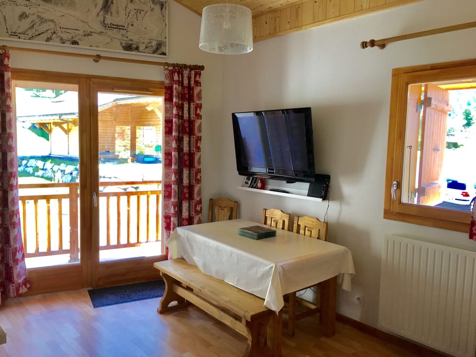 Dining table (extends to fit up to 10 people)