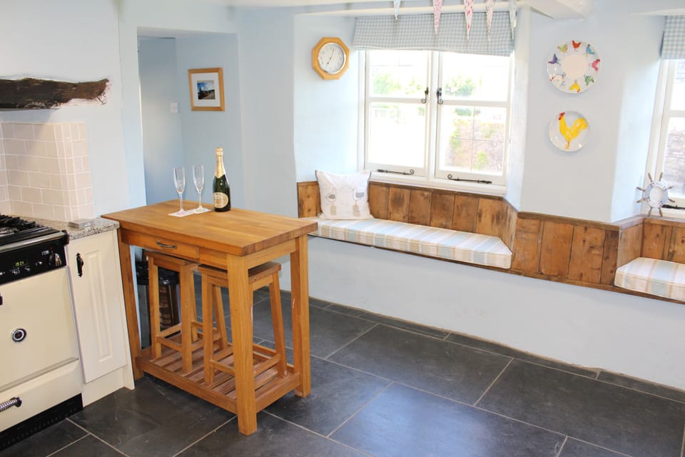 Breakfast Bar & Bespoke Window Seats