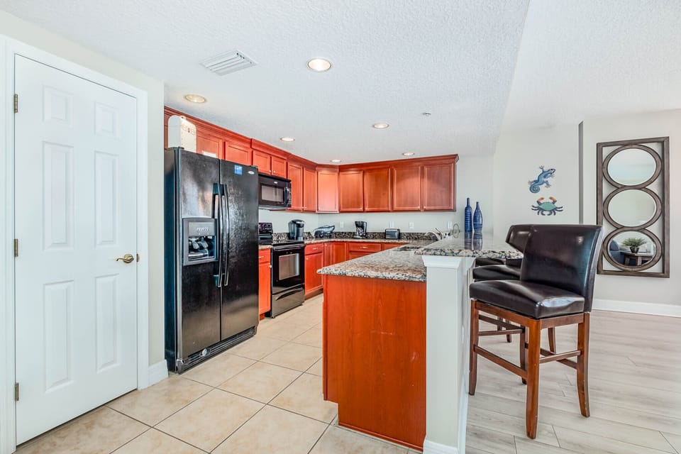 Large fully stocked kitchen with peninsula breakfast bar