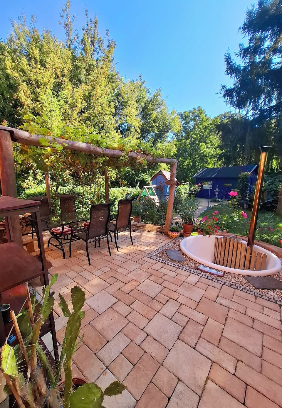 Outdoor spa tub