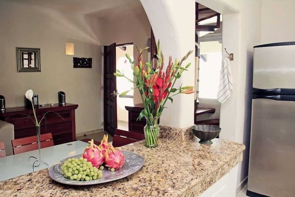 Entrance seen from kitchen