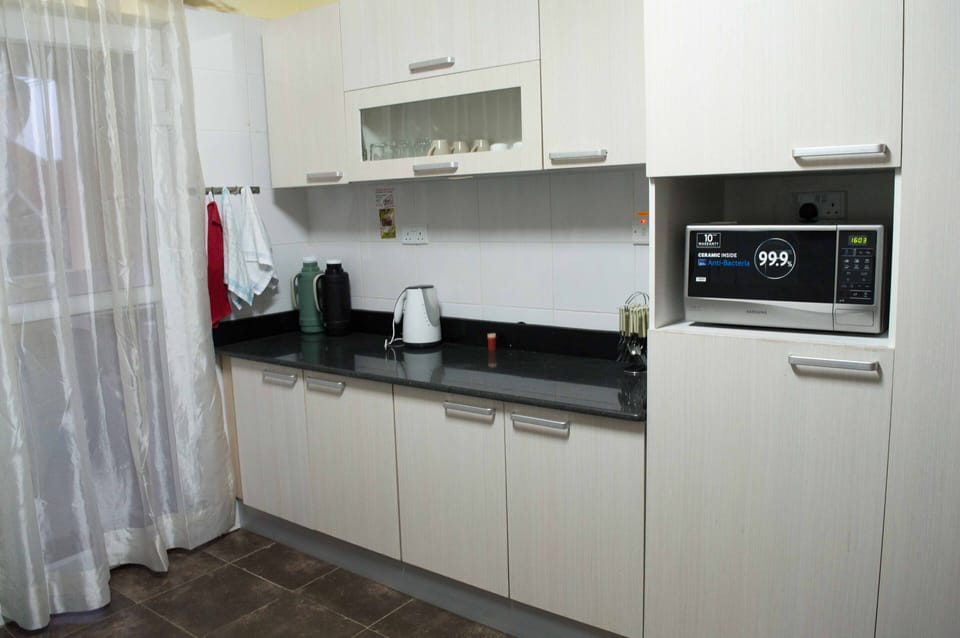 Well Equiped Kitchen, Utensils cooking pots