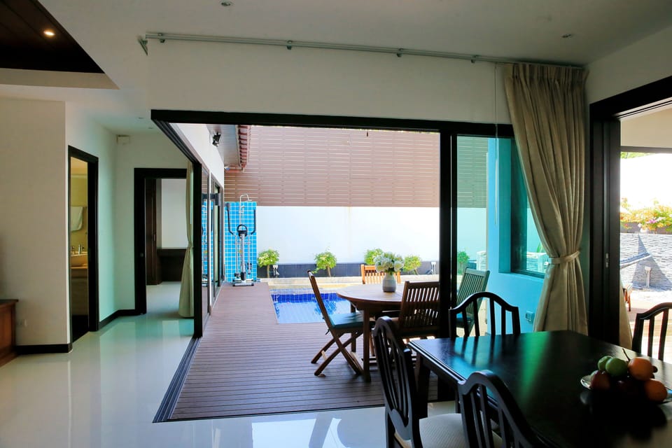 A look from Kitchen to Swimmingpool